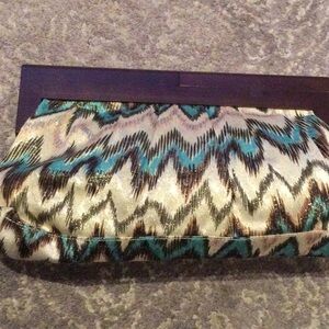 Locale puffy geometric y2k clutch with wooden handle